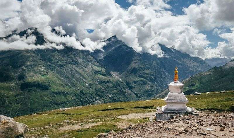Een Boeddhistische stoepa op de Rohtang Pass<br>
